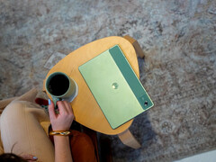 Новый Moto Pad 2026 - это, по сути, ребрендинг планшета Lenovo Idea Tab. На снимке: промо-картинка, демонстрирующая заднюю панель нового планшета.