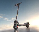 Электросамокат Segway Max G3 Plus оснащён режимом повышенной мощности 2 200 Вт, что позволяет разгоняться от 0 до 15 миль в час за 2,4 секунды.