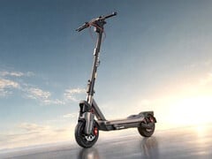 Электросамокат Segway Max G3 Plus оснащён режимом повышенной мощности 2 200 Вт, что позволяет разгоняться от 0 до 15 миль в час за 2,4 секунды.
