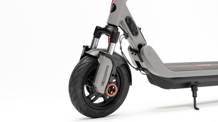 Электросамокат Segway E3 Go оснащён 10-дюймовыми шинами и передней подвеской.