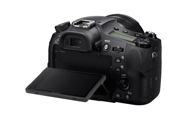 Говорят, что дизайн камеры Sony RX10 V практически не отличается от дизайна модели RX10 IV, представленной здесь.