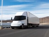 Компания Tesla приступает к поставкам серийных грузовиков Semi со своего завода в Спарксе, штат Невада