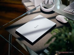 Модель XPS 13 в версии Panther Lake доступна в представленном здесь цветовом решении «Sky».