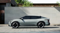 Kia EV4, припаркованный перед зданием (Источник изображения: Hyundai Motor Group via Unsplash)