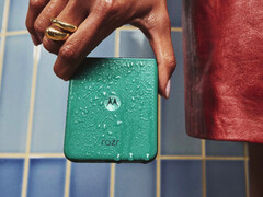 Razr 70 Plus сертифицирован по стандарту IP48 для защиты от попадания пыли и воды.