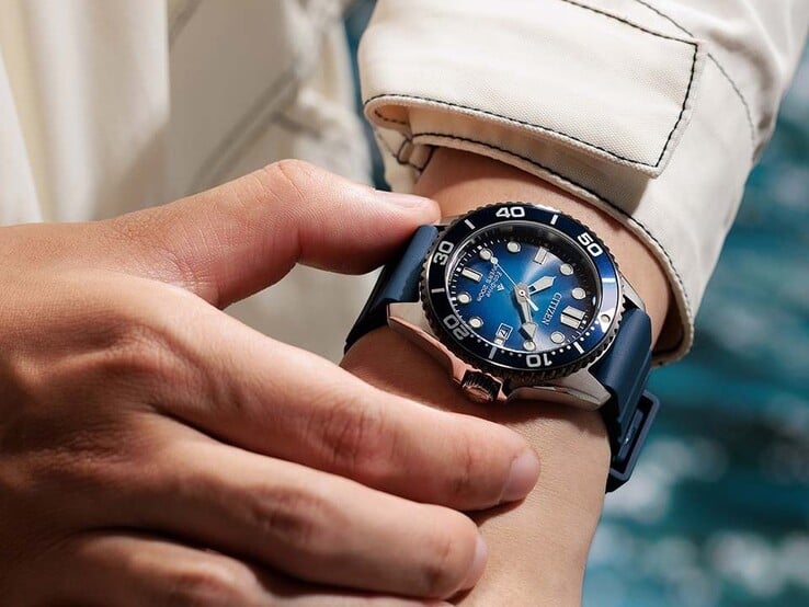 Человек, на запястье которого надеты часы Citizen Promaster Marine модели BN0267-04L с синим циферблатом с градиентным переходом и синим ремешком.