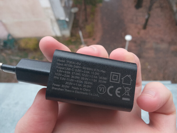 Fire 7 Pro имеет иммунитет к падениям, но не его ЗУ. (Источник изображения: Сергей Тарасов - Notebookcheck)