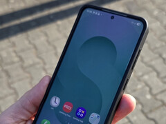 Модель Galaxy 26 может заряжаться не быстрее, чем Galaxy S25 (на фото). (Источник изображения: Notebookcheck)