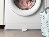 Датчик протечки воды Klippbox от IKEA (на фото перед стиральной машиной) появился в Великобритании. (Источник изображения: IKEA)