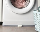 Датчик протечки воды Klippbox от IKEA (на фото перед стиральной машиной) появился в Великобритании. (Источник изображения: IKEA)
