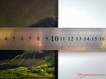 Согласно Asus ширина рамок составляет 2.9 мм, но согласно нашим замерам это значение ближе к 4.8 мм