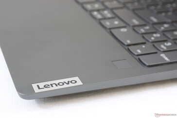 Логотип Lenovo схож с таковым у ThinkBook. Качество сборки превосходное, без дефектов
