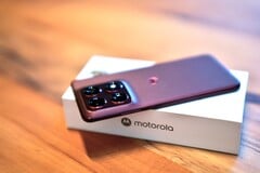 Motorola Edge 70 Pro отличается тонким корпусом, но при этом оснащен мощным аккумулятором и поддерживает беспроводную зарядку.