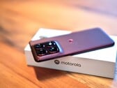 Motorola Edge 70 Pro отличается тонким корпусом, но при этом оснащен мощным аккумулятором и поддерживает беспроводную зарядку.