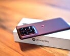 Motorola Edge 70 Pro отличается тонким корпусом, но при этом оснащен мощным аккумулятором и поддерживает беспроводную зарядку.