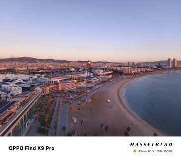 Проблемы с балансом белого: из окна 16-го этажа отеля W в Барселоне на восходе солнца.