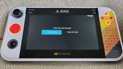 Если Вы вставите правильно отформатированную SD-карту, откроется меню (Источник изображения: Марк Зандер, Notebookcheck)