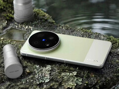 Vivo X300 Ultra в одном из двух стартовых цветов.