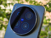 Взгляд на Vivo X300 Ultra с задней стороны.