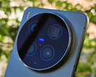 Взгляд на Vivo X300 Ultra с задней стороны.