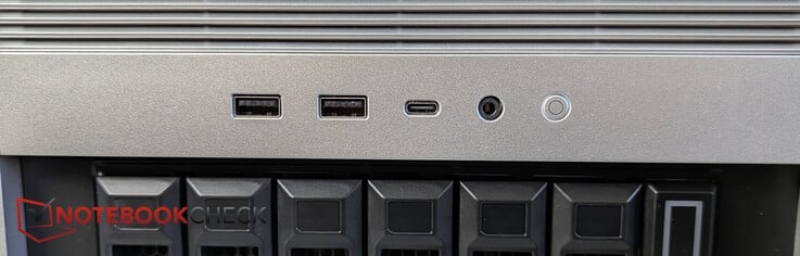 Передняя панель: 2 порта USB-A 3.0, USB-C 3.0, разъем для наушников