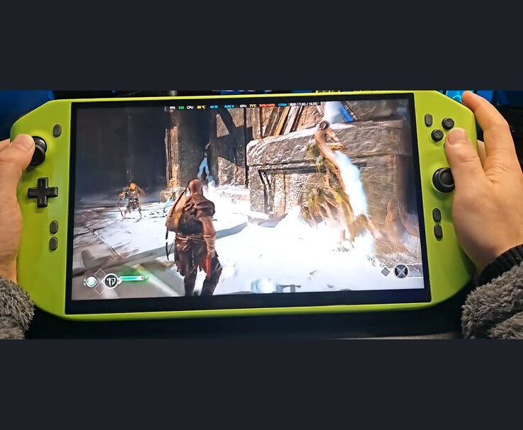 DIY портативный игровой ПК на базе RTX 4090 с игрой God of War. (Источник изображения: NITTRX на YouTube)