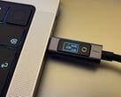 Кабель Ugreen 240W USB-C — USB-C с цифровым дисплеем в альбомной ориентации