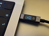 Кабель Ugreen 240W USB-C — USB-C с цифровым дисплеем в альбомной ориентации