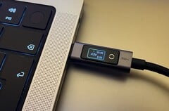 Кабель Ugreen 240W USB-C — USB-C с цифровым дисплеем в альбомной ориентации