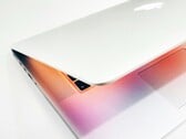 Ожидается, что в будущем компания Apple предложит как MacBook Pro с ЖК-экраном, так и MacBook Ultra с OLED-дисплеем.
