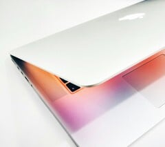 Ожидается, что в будущем компания Apple предложит как MacBook Pro с ЖК-экраном, так и MacBook Ultra с OLED-дисплеем.
