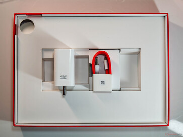 В коробку входит зарядное устройство мощностью 45 Вт, кабель USB Type-A - Type-C и инструмент для извлечения SIM-карты (для версии 5G). (Источник изображения: Notebookcheck)