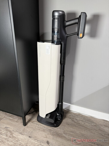 Roborock H60 Ultra на своей станции