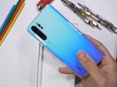 Huawei P30 Pro наконец-то попал на проверку к JerryRigEverything (Изображение: скриншот/YouTube)
