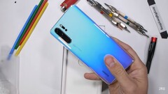 Huawei P30 Pro наконец-то попал на проверку к JerryRigEverything (Изображение: скриншот/YouTube)