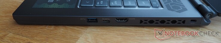 Правая сторона: USB-A 3.2 Gen 2, USB-C 3.2 Gen 2 (включая DisplayPort), HDMI, слот Kensington