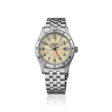 Вид спереди на часы Seiko 5 Sports Field GMT HDB002 с кремовым циферблатом