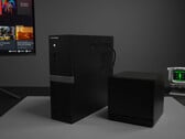 Minisforum 895D7 тоньше, но выше, чем Steam Deck. На фотографии: обе системы, расположенные рядом.