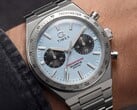 Крупный план часов Timex Q Timex Continental Chronograph TW2Y92400 на запястье: модель с ледяно-голубым радиальным циферблатом в стиле CD, чёрными дополнительными циферблатами, серебристым тахиметрическим безелем и интегрированным браслетом из нержавеющей стали.