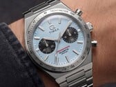 Крупный план часов Timex Q Timex Continental Chronograph TW2Y92400 на запястье: модель с ледяно-голубым радиальным циферблатом в стиле CD, чёрными дополнительными циферблатами, серебристым тахиметрическим безелем и интегрированным браслетом из нержавеющей стали.