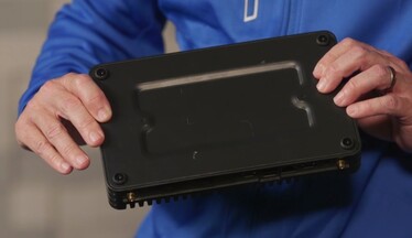 В ширину корпус больше, чем предыдущие NUC (Изображение: Intel)