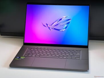 Asus ROG Zephyrus G16. (Источник изображения: Andreas Osthoff/Notebookcheck)