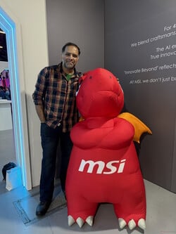Вместе с талисманом компании MSI — драконом по имени Лаки.