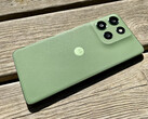 Motorola Moto G55 в зеленом цветовом варианте Pantone Dill. (Источник изображения: Notebookcheck)