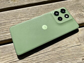 Motorola Moto G55 в зеленом цветовом варианте Pantone Dill. (Источник изображения: Notebookcheck)