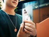 Ксеноновая вспышка Godox A2 крепится с помощью магнитов к смартфонам с поддержкой Qi2 и MagSafe.