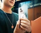 Ксеноновая вспышка Godox A2 крепится с помощью магнитов к смартфонам с поддержкой Qi2 и MagSafe.