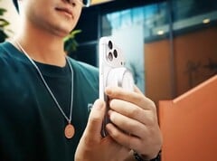 Ксеноновая вспышка Godox A2 крепится с помощью магнитов к смартфонам с поддержкой Qi2 и MagSafe.