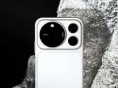 На фотографии представлен Honor Magic9 Pro Max в серебристом цвете