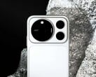 На фотографии представлен Honor Magic9 Pro Max в серебристом цвете